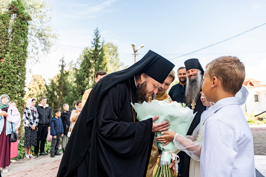 Архиерейское богослужение в Иоанно-Предтеченском храме города Чехова в праздник Рождества Пророка, Предтечи и Крестителя Господня Иоанна